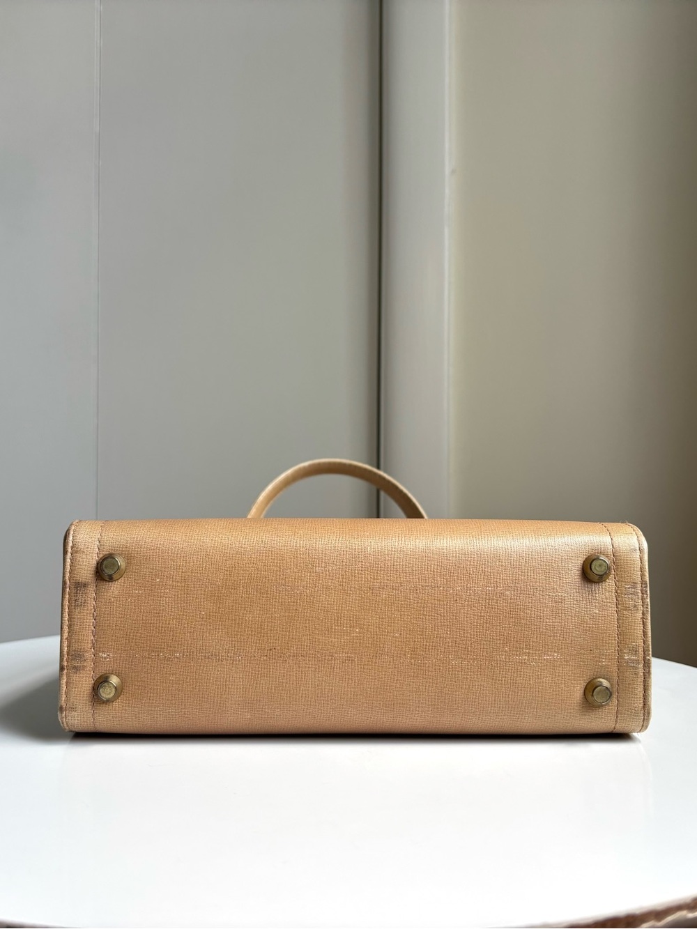 Vintage Koret Tan Leather Structured Shoulder Handbag Purse with Gold Hardware - Picture 3 of 13